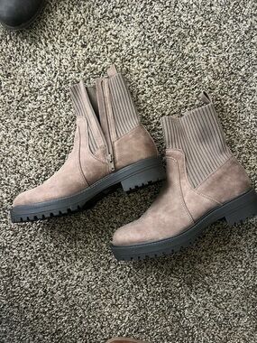 Dolce Vita Women's Chelsea Lug Boot with Ribbed Shaft, never worn!